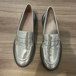 Madewell loafers silver metallic color size 7. Chic, cute for work